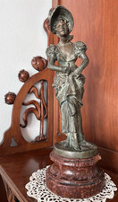 Antica statuina dama con