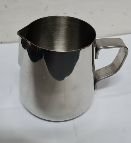 Lattiera piccola con - piccola, beccuccio