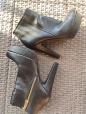 Stivaletti neri con tacco