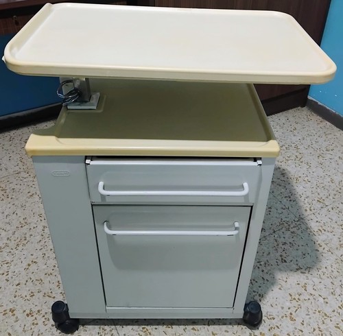 Comodino con rotelle piano