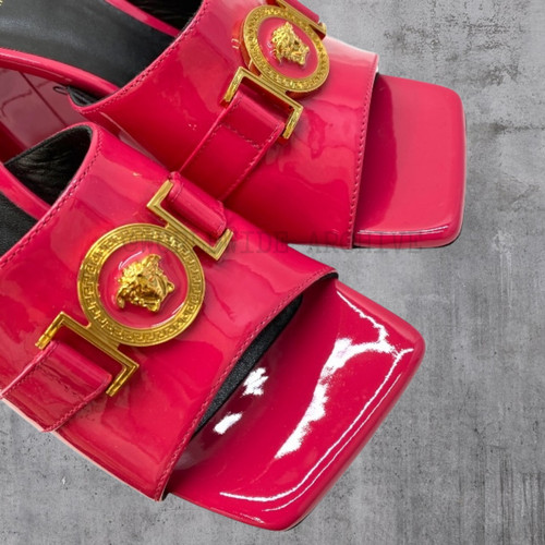 Versace rosa vernice logo
