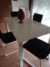 Tavolo  moderno e Sedie