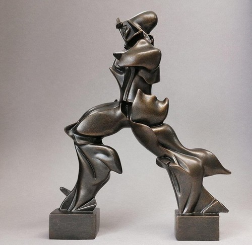 Statua scultura uomo futurista