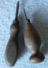 COPPIA DI VECCHI ATREZZI DA
