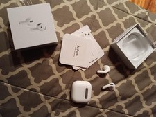 airpods 4 con cancellazione rumore. cuffiette iphone