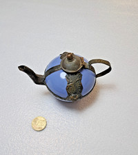 Piccola teiera in ceramica blu e metallo vintage