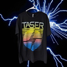 T-shirt nera TASER grafica
