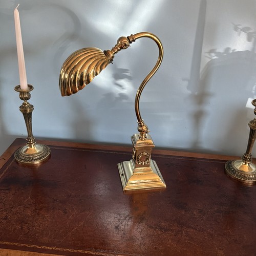 Una lampada scrivania in - scrivania,