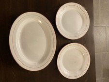 Due piatti e piatto da portata