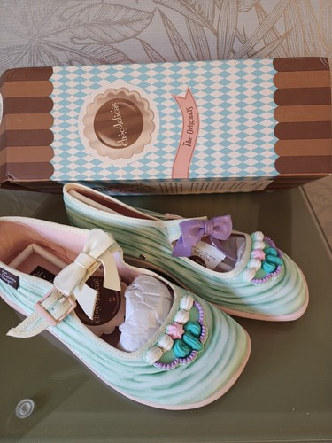 Scarpe design cioccolata calda