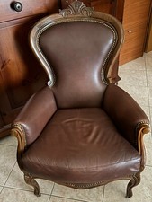 Poltrona stile Luigi Filippo in pelle 900. Sedia imbottita.