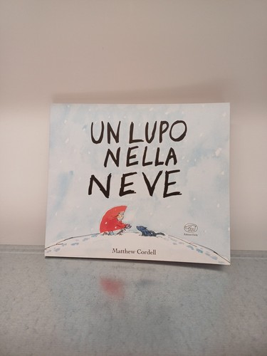 Lupo nella neve - un,