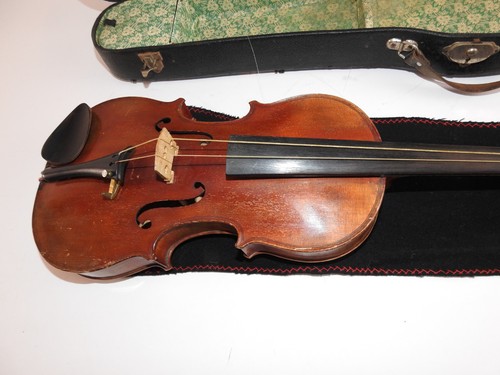 Vecchio violino ritrovamento
