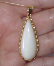 Antico ciondolo goccia corallo