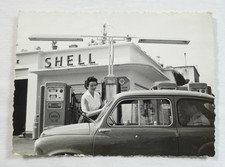 FOTOGRAFIA FOTO VECCHIA VINTAGE AUTO D'EPOCA POMPA DI BENZINA PETROLIANA SHELL