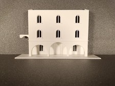 Casa per fondale plastico H0 con tre portici
