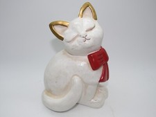 Thun gatto bianco con fiocco rosso. Altezza 16,5 cm.