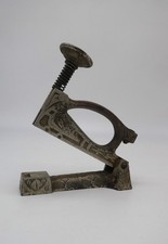 Antica pinzatrice in metallo modello JJ12 primi 900 decorata oggetto industrial