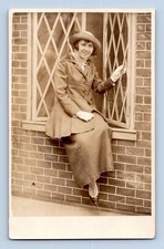 RPPC 1910. DONNA IN POSA DA