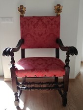 COPPIA POLTRONE LUIGI XIV BRACCIOLI SAGOMATI GAMBE ROCCHETTO UNITE DA TRAVERSINO