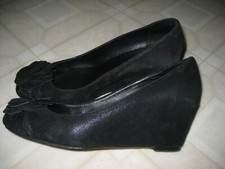 Donald J Pliner Nalini Flower