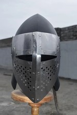 Elmetto Crociato Medievale in Metallo con Finitura Nera e Cinturino in Pelle Cosplay LARP