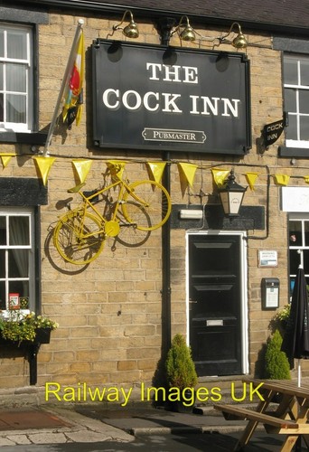 Photo pub yellow bike - photo,