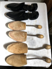 3 Tendi scarpe (due in legno e uno in plastica) 