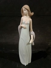 Lladro Ingenue Woman Vestito