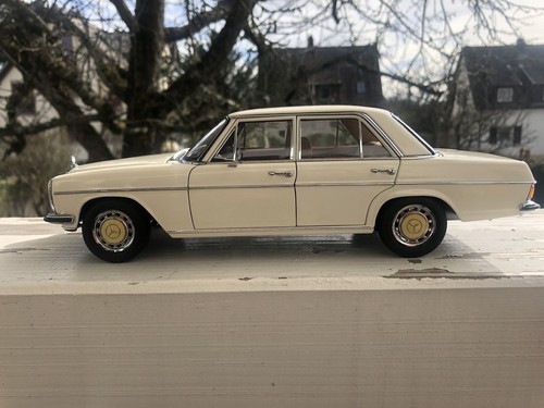 Autoart mercedes 220d 8 - 1:18,