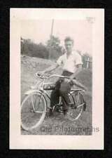 BELLISSIMO GIOVANE UOMO SU BICICLETTA FANTASIA con FARO VECCHIA/VINTAGE FOTO ISTANTANEA - N901