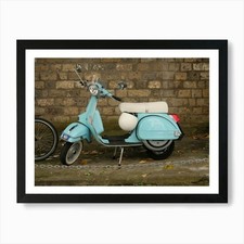 Una Vespa Blu Bambino a