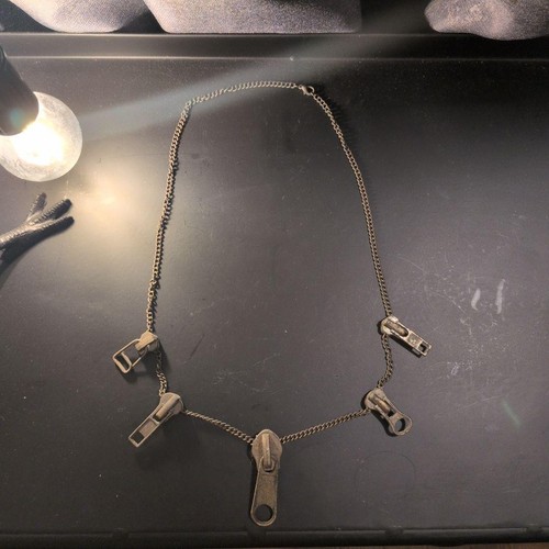 Collana con ciondolo cerniera
