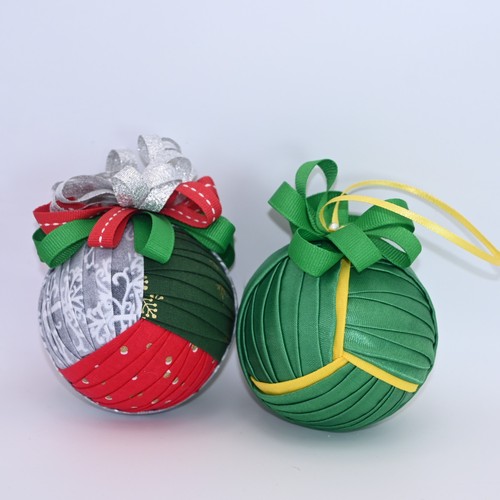 Ornamenti trapuntati fatti - , a