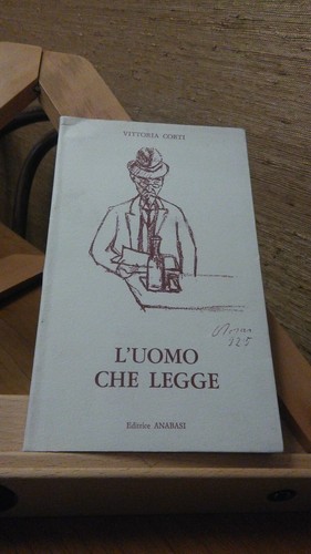 Uomo che legge corti - che, corti.