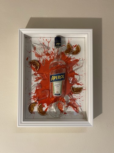 Quadro con bottiglia rotta - , |
