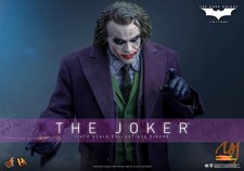 IN STOCK Hot Toys DX32 Batman