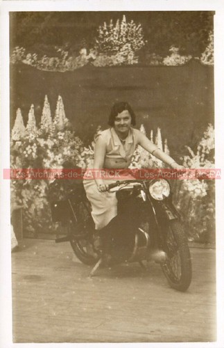 Femme sur une - ,