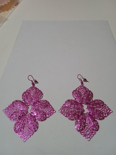 Orecchini pendenti rosa fluo