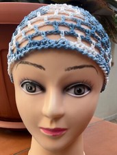 Cappellino blu chiaro e bianco a rete fatto a mano uncinetto in cotone 