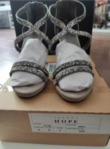 Scarpe grigie con cinturino