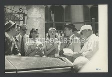 GIORGIO C. SIMONELLI METTE A PUNTO UNA SCENA DI AUGURI E FIGLI MASCHI 1951