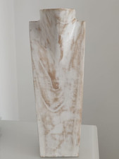 Supporto busto in legno chiaro lavorato per esporre collane e ciondoli