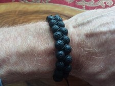 Bracciale uomo cuore selvaggio in pietra lavica doppio filo macramè di perline