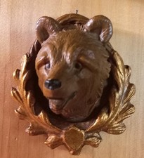 Piccola scultura con testa di orso in gesso su scudetto in legno