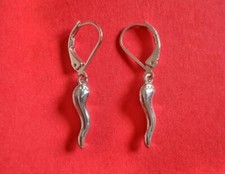 ORECCHINI PENDENTI CON CORNO PORTAFORTUNA IN ACCIAIO 