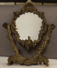 ANTICO SPECCHIO DA TAVOLO IN OTTONE DECORATO CON MOTIVI FLOREALI INIZI &apos