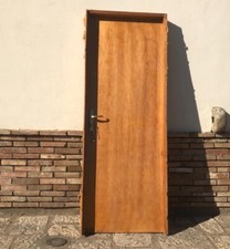 vecchia porta  in legno tamburato ad un anta completa di telaio e maniglia