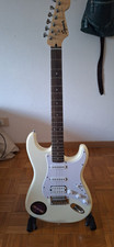 Chitarra elettrica Stratocaster Squier e chitarra acustica Eko