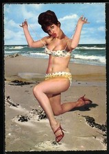 AK Pin-Up im Bikini entkleidet